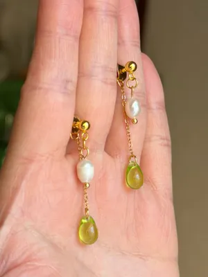 Handmade green mini teardrop Czech glass beads & freshwater pearls earrings💚 thumbnail 4