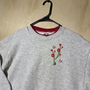 Vintage Jerzees Women Large 42-44 Gray Floral Embroidered Crewneck Sweatshirt thumbnail 2