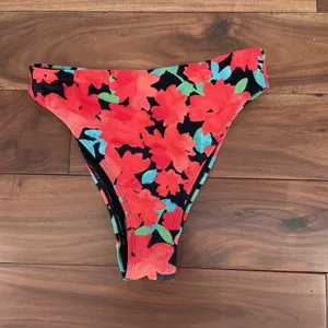 Lulus Floral Print High‎ Waisted Bikini Bottoms Red Black Blue Size M thumbnail 2