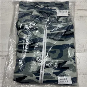 Full-zip camouflage hoodie. Hood with drawstrings. Front kangaroo pockets. thumbnail 5