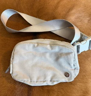 Lululemon Everywhere Belt Bag 1L Volume (7.5”x2”x5”) Seal Grey SEAL/GGRE 83265 thumbnail 1