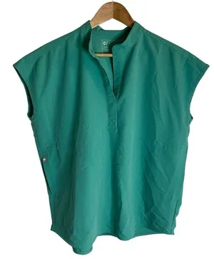 Figs Technical collection Women's Scrub Top with Pockets Size Small surgical green thumbnail 1