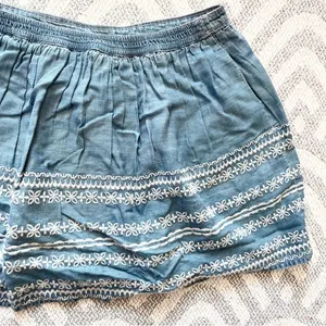 ABERCROMBIE & FITCH Chambray Soft Denim Embroidered Short Mini Skirt Medium NWT thumbnail 5