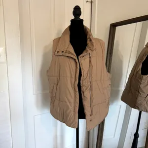 Beige Tan Puffer Vest Women's Size Large - Worn Once thumbnail 2