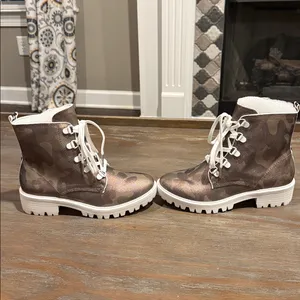 Kendall + Kylie Women’s Boots Size 6.5 New Camo Combat‎ Lace-Up Lug Sole thumbnail 2