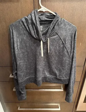 Vuori Halo Crop Funnel‎ Neck Pullover in charcoal camo women's medium nwot thumbnail 1