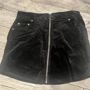 Forever 21 Womens Small Plain Black Mini‎ Skirt Zips Up Front Pockets In Back thumbnail 1