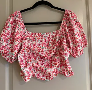 SheIn Floral crop top thumbnail 1