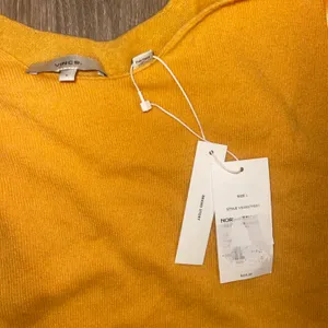 Vince Cashmere Scoop Neck Camisole‎ in Light Tangelo thumbnail 2