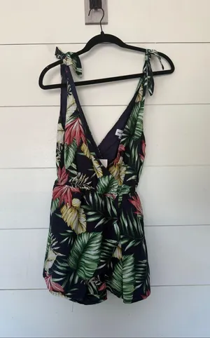 Revolve Superdown Women’s XS Penelope Wrap Tropical Romper New thumbnail 1