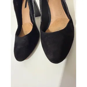 Tahari Elvira Size 8M‎ Black Suede Croc Embossed Block Heel Pumps Pointed Toe thumbnail 11
