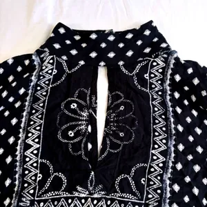 Rip Curl Womens Small Black White Geometric Print Mock Neck Keyhole Blouse Top‎ thumbnail 5
