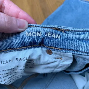 American Eagle Women Mom Jean Light Wash Distressed Ripped Denim Size 14 Regular thumbnail 8