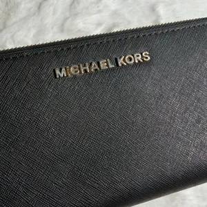 MICHAEL KORS Black Zip Around Wallet thumbnail 5