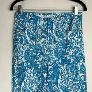 NWOT ZARA Linen Blend Trouser Pants Sz 6 Kick Flare Hem Blue Paisley Print thumbnail 4