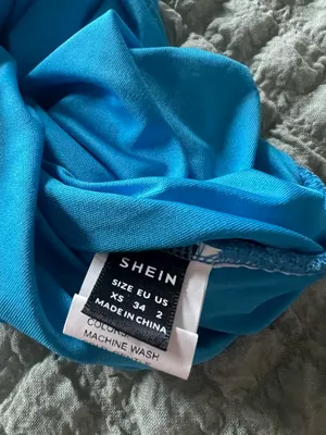 SheIn Sleek one-shoulder dress in a vibrant blue with elegant ruching. Designed to flatter the silhouette with gathered detailing. Perfect for evening events or special occasions. Easy to style with heels and minimal accessories. thumbnail 2