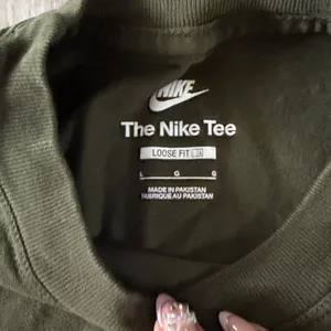 Nike Women's Red and Green Crop-top thumbnail 2