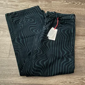 Urban Outfitters NWT BDG Marbel Puddle High Waisted Wide Leg Jeans thumbnail 3