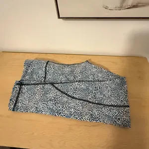 Victoria's Secret Blue and White Patterned Leggings thumbnail 4