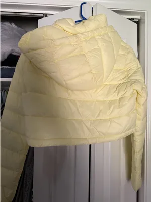 Like new cropped Zara butter yellow lightweight puffer jacket thumbnail 2