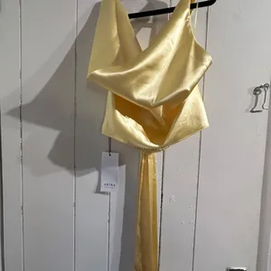 AKIRA NWT Butter Yellow Backless Satin Top Open Back thumbnail 3