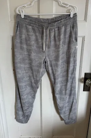 Vuori‎ women's gray camo Performance Joggers size xl thumbnail 1