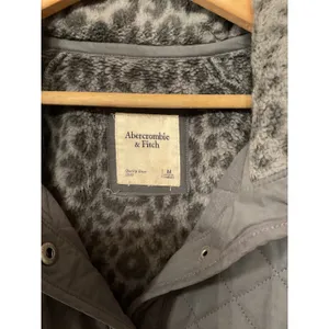 Abercrombie & Fitch Charcoal Gray Quilted Leopard Snap Button Fleece, M thumbnail 7