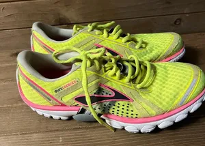 Brooks cadence neon yellow running shoes size 8 bg thumbnail 1