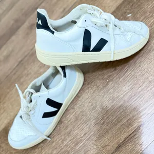 VEJA V-10 Men’s Lace Up Sneakers in White/Black - Size 8 .. thumbnail 4