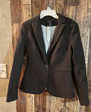 Forever 21 women Black blazer with lining size small Classic black blazer. Single-button closure. Tailored fit. Rm23A thumbnail 2