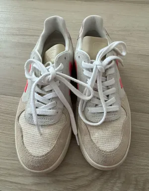 VEJA Sneakers thumbnail 1