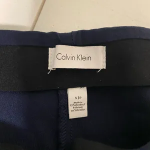 EUC Calvin Klein women’s navy blue‎ pull on stretch slim cut dress pants small thumbnail 6