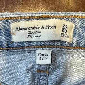 1422 | Abercrombie‎ Curve Love The Mom High Rise Distressed Jeans Light Wash 00 thumbnail 5