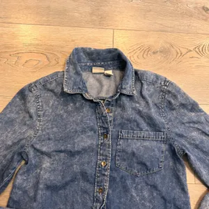 Mudd Acid Wash Denim Shirt Long Sleeve Button Down Cutout Back Women's‎ Small S thumbnail 2