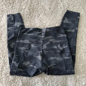 Athleta Ultimate Stash Pocket 7/8 Leggings Gray Camo Activewear Small thumbnail 2