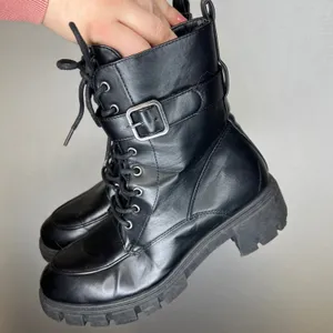 Sincerely Jules Eastbridge Black Combat Lug Sole‎ Buckle Boots F33962 Womens 9M thumbnail 4
