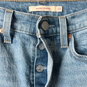 Levi's Women's Premium Wedgie Straight Jeans Medium Wash Blue Size 27 thumbnail 5