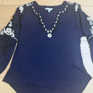 Lucky Brand Floral Embroidered V-Neck Top Navy blue L thumbnail 4