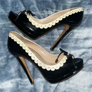 Oscar de la Renta Heels thumbnail 1