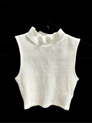 H&M White Textured Sleeveless Crop Top Sz XS NWOT thumbnail 3