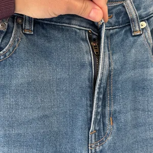 American Eagle Outfitters Light Blue Raw Hem Mom Jeans Women’s Size 8 thumbnail 4