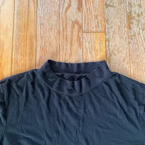 black mock neck long sleeve top Size M thumbnail 2