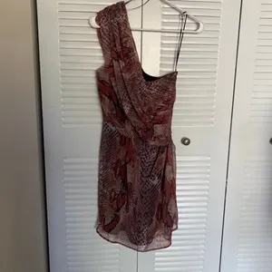 W118 Walter Baker Cold Shoulder Burgundy Snake Print Mini Dress thumbnail 4