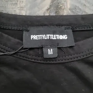 New Prettylittlething Black Branded Cotton Long Sleeve Croped Fitted Shirt thumbnail 3