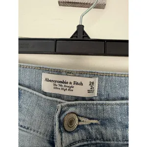 Abercrombie & Fitch Women’s 26 Light Wash the 90s Straight High Rise Curve Love thumbnail 2