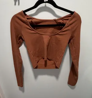 Aerie Long Sleeve Scoop Neck Crop Top Size XS Terracotta Brown Curved Hem thumbnail 1