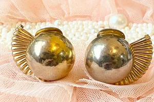 Alice Signed Vintage Gold Tone Round Winged Clip On Earrings Old Money Chic Glam thumbnail 1