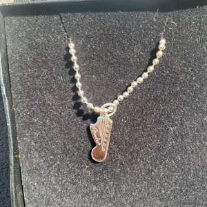 💎🩶 Vintage Y2K 2000s NWT Fender Silver Tone Metal Guitar Head Pendant Earrings and Chain Necklace Set $24.99 🩶💎 thumbnail 4
