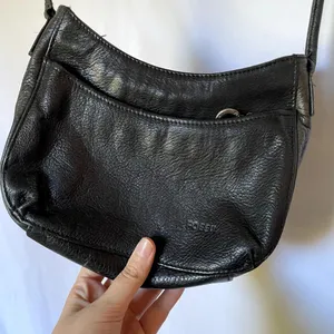 Fossil black leather shoulder bag zip‎ closure two pockets adjustable straps thumbnail 3