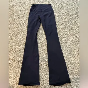 ALO bootcut airbrush leggings in black size S thumbnail 4
